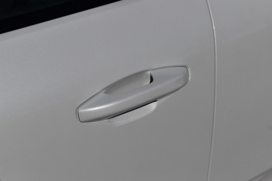 Volvo EC40 Extended Range Plus 82 kWh | Black Sheep pakket met zwart dak | Fjord Blue tapijt | 20" Velgen |