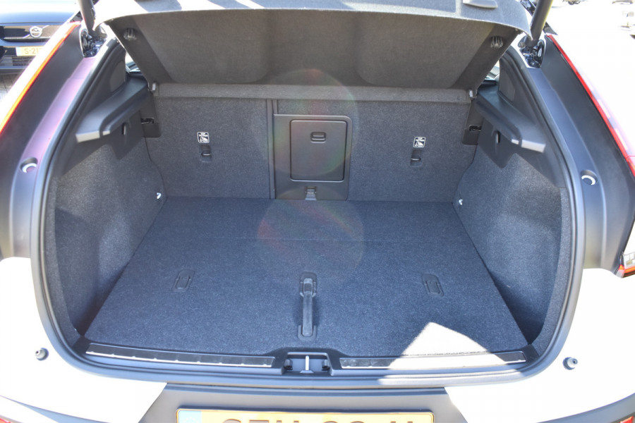 Volvo EC40 Extended Range Plus 82 kWh | Black Sheep pakket met zwart dak | Fjord Blue tapijt | 20" Velgen |