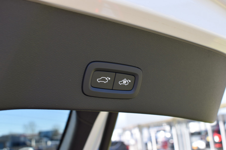 Volvo EC40 Extended Range Plus 82 kWh | Black Sheep pakket met zwart dak | Fjord Blue tapijt | 20" Velgen |