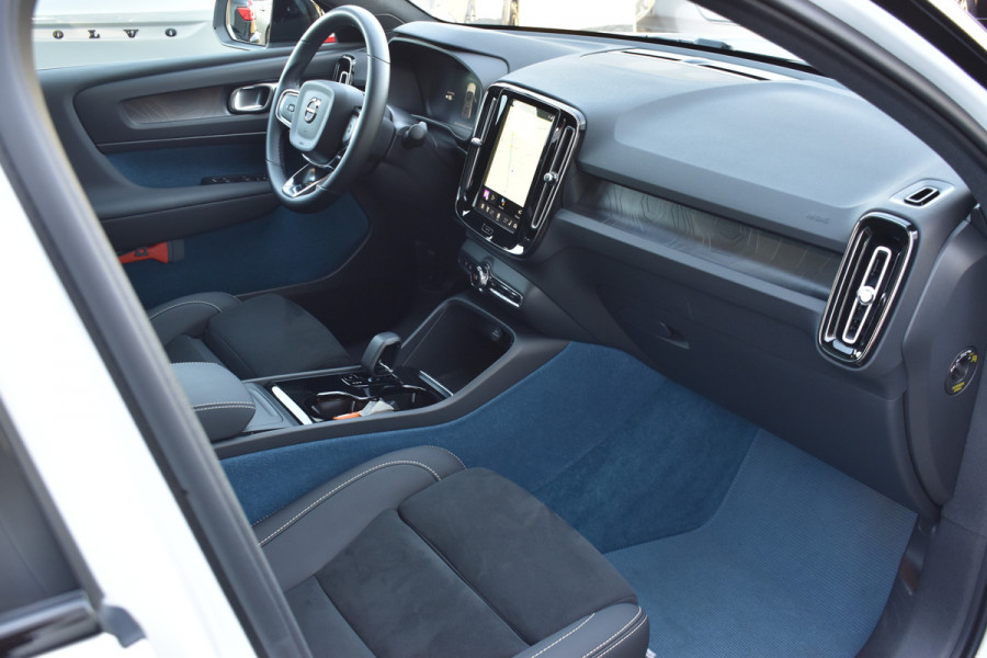 Volvo EC40 Extended Range Plus 82 kWh | Black Sheep pakket met zwart dak | Fjord Blue tapijt | 20" Velgen |