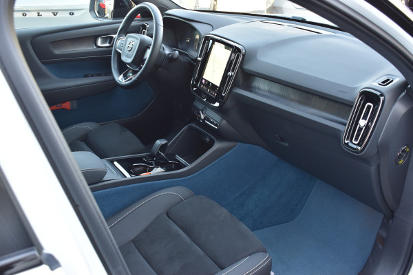 Volvo EC40 Extended Range Plus 82 kWh | Black Sheep pakket met zwart dak | Fjord Blue tapijt | 20" Velgen |