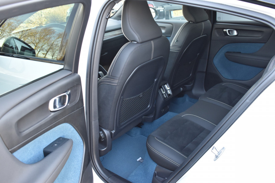 Volvo EC40 Extended Range Plus 82 kWh | Black Sheep pakket met zwart dak | Fjord Blue tapijt | 20" Velgen |