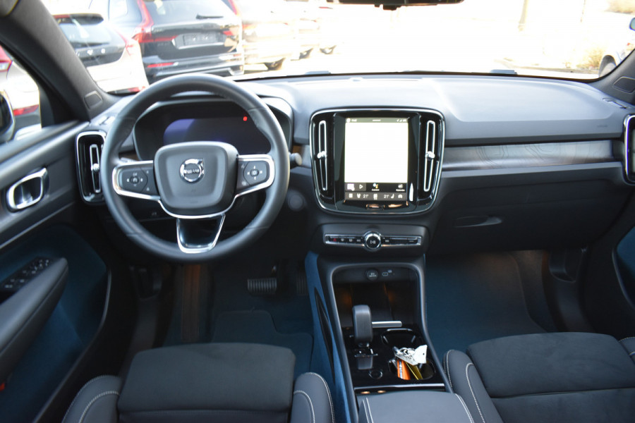 Volvo EC40 Extended Range Plus 82 kWh | Black Sheep pakket met zwart dak | Fjord Blue tapijt | 20" Velgen |