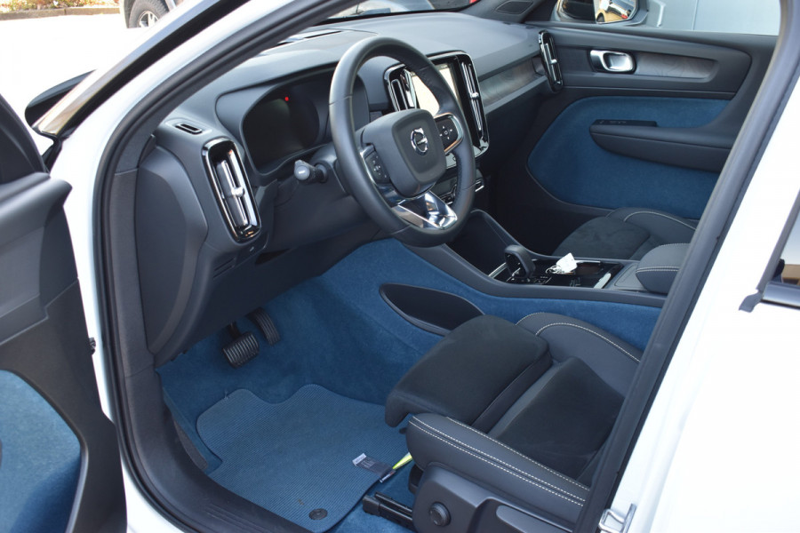 Volvo EC40 Extended Range Plus 82 kWh | Black Sheep pakket met zwart dak | Fjord Blue tapijt | 20" Velgen |