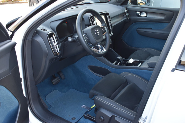 Volvo EC40 Extended Range Plus 82 kWh | Black Sheep pakket met zwart dak | Fjord Blue tapijt | 20" Velgen |