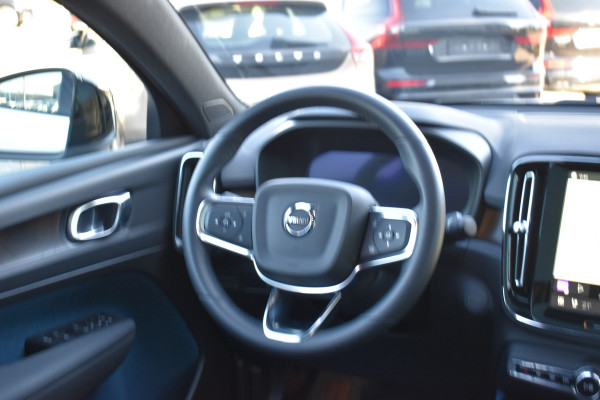 Volvo EC40 Extended Range Plus 82 kWh | Black Sheep pakket met zwart dak | Fjord Blue tapijt | 20" Velgen |