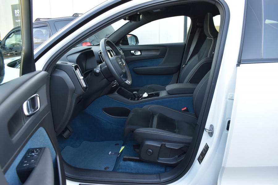 Volvo EC40 Extended Range Plus 82 kWh | Black Sheep pakket met zwart dak | Fjord Blue tapijt | 20" Velgen |