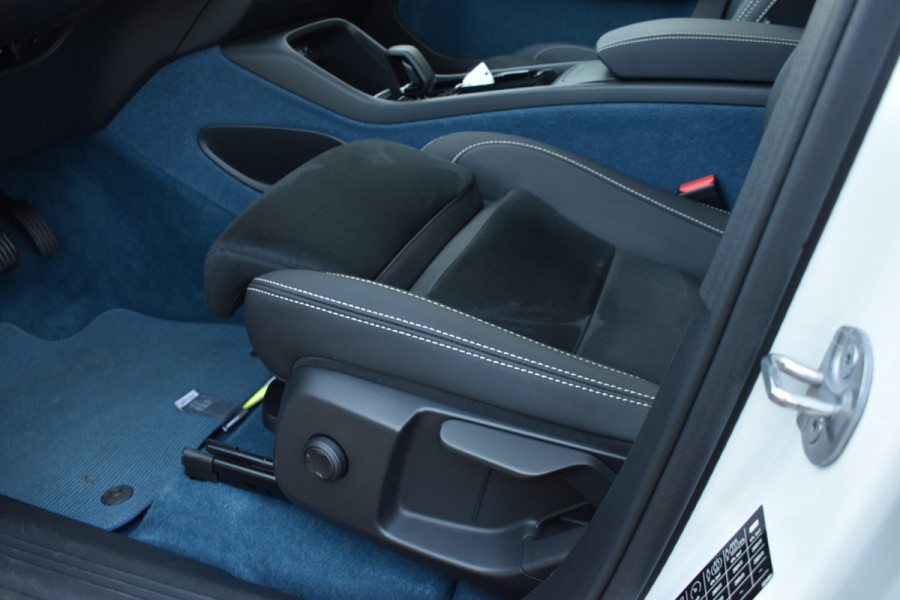 Volvo EC40 Extended Range Plus 82 kWh | Black Sheep pakket met zwart dak | Fjord Blue tapijt | 20" Velgen |