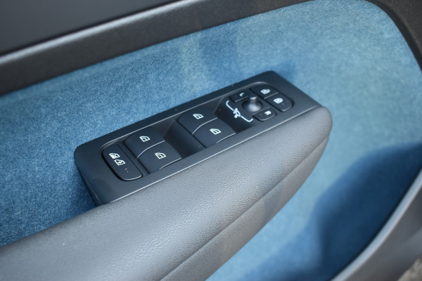 Volvo EC40 Extended Range Plus 82 kWh | Black Sheep pakket met zwart dak | Fjord Blue tapijt | 20" Velgen |