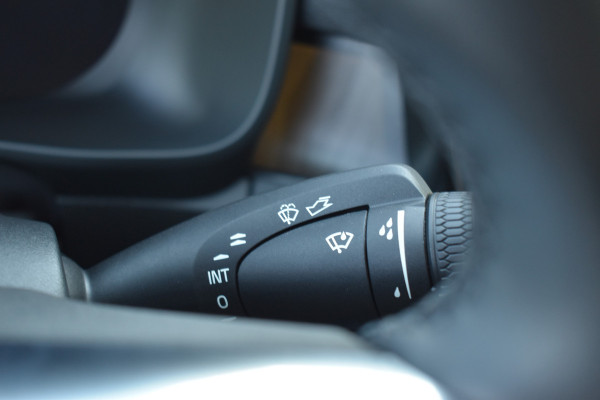 Volvo EC40 Extended Range Plus 82 kWh | Black Sheep pakket met zwart dak | Fjord Blue tapijt | 20" Velgen |