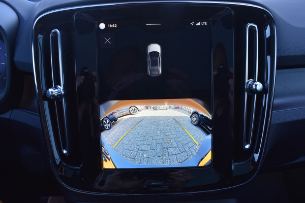 Volvo EC40 Extended Range Plus 82 kWh | Black Sheep pakket met zwart dak | Fjord Blue tapijt | 20" Velgen |