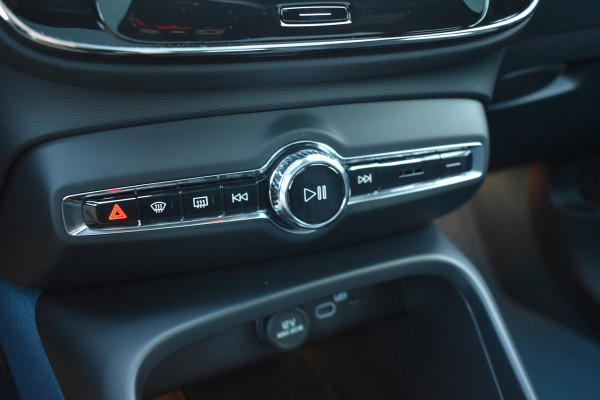 Volvo EC40 Extended Range Plus 82 kWh | Black Sheep pakket met zwart dak | Fjord Blue tapijt | 20" Velgen |