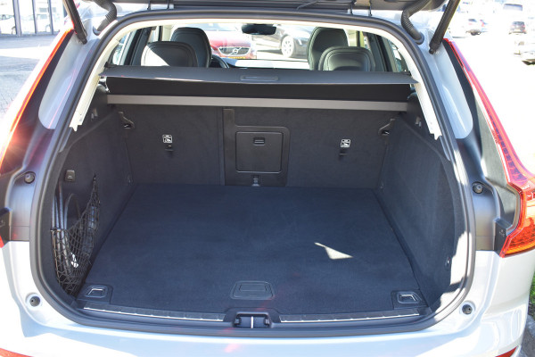 Volvo XC60 T6 AWD 350PK Plug-in Hybrid Ultimate Dark | HUD | Trekhaak | BLIS | 360 Camera | Panoramadak |