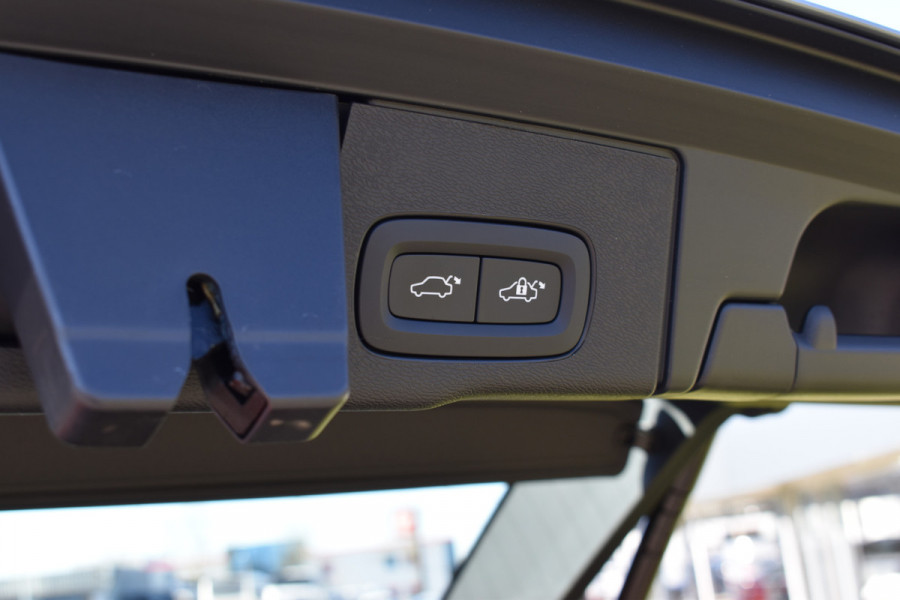 Volvo XC60 T6 AWD 350PK Plug-in Hybrid Ultimate Dark | HUD | Trekhaak | BLIS | 360 Camera | Panoramadak |