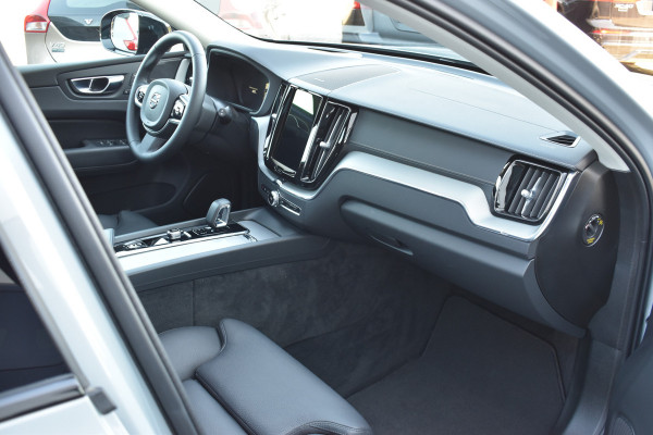 Volvo XC60 T6 AWD 350PK Plug-in Hybrid Ultimate Dark | HUD | Trekhaak | BLIS | 360 Camera | Panoramadak |