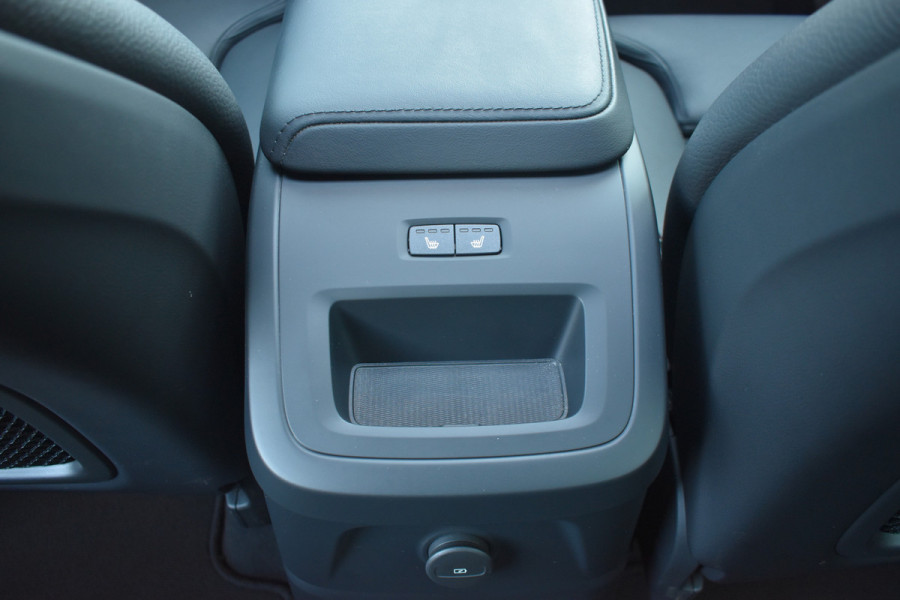 Volvo XC60 T6 AWD 350PK Plug-in Hybrid Ultimate Dark | HUD | Trekhaak | BLIS | 360 Camera | Panoramadak |