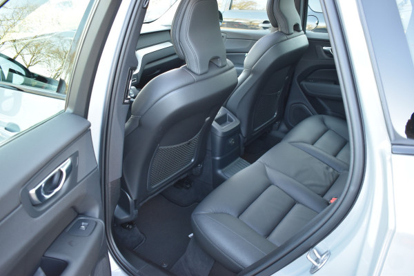 Volvo XC60 T6 AWD 350PK Plug-in Hybrid Ultimate Dark | HUD | Trekhaak | BLIS | 360 Camera | Panoramadak |