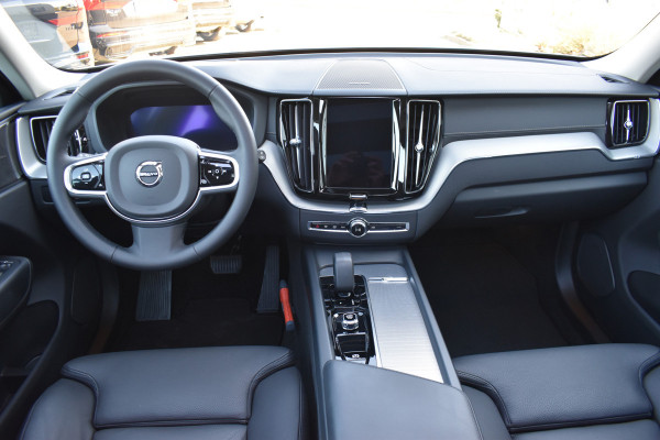 Volvo XC60 T6 AWD 350PK Plug-in Hybrid Ultimate Dark | HUD | Trekhaak | BLIS | 360 Camera | Panoramadak |