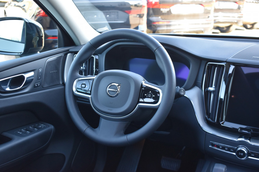 Volvo XC60 T6 AWD 350PK Plug-in Hybrid Ultimate Dark | HUD | Trekhaak | BLIS | 360 Camera | Panoramadak |