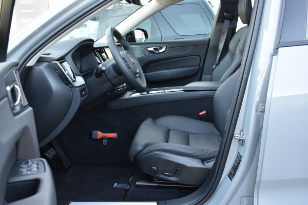 Volvo XC60 T6 AWD 350PK Plug-in Hybrid Ultimate Dark | HUD | Trekhaak | BLIS | 360 Camera | Panoramadak |