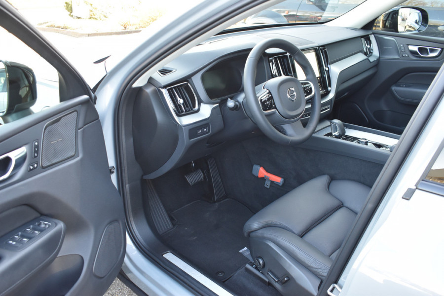 Volvo XC60 T6 AWD 350PK Plug-in Hybrid Ultimate Dark | HUD | Trekhaak | BLIS | 360 Camera | Panoramadak |