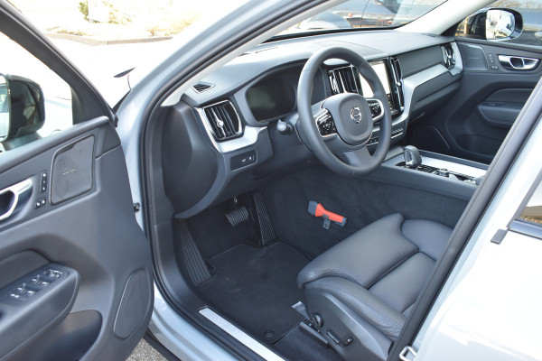 Volvo XC60 T6 AWD 350PK Plug-in Hybrid Ultimate Dark | HUD | Trekhaak | BLIS | 360 Camera | Panoramadak |