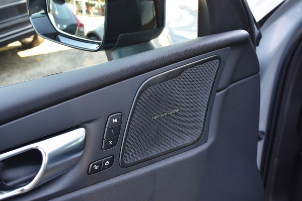 Volvo XC60 T6 AWD 350PK Plug-in Hybrid Ultimate Dark | HUD | Trekhaak | BLIS | 360 Camera | Panoramadak |