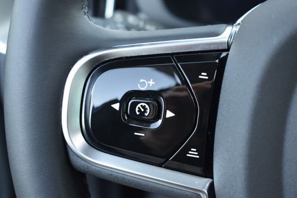Volvo XC60 T6 AWD 350PK Plug-in Hybrid Ultimate Dark | HUD | Trekhaak | BLIS | 360 Camera | Panoramadak |