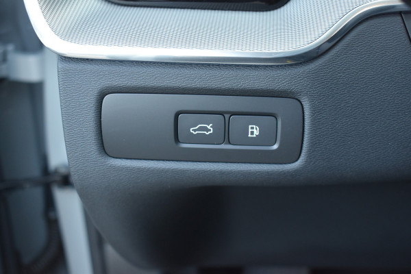 Volvo XC60 T6 AWD 350PK Plug-in Hybrid Ultimate Dark | HUD | Trekhaak | BLIS | 360 Camera | Panoramadak |