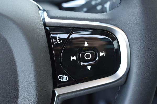 Volvo XC60 T6 AWD 350PK Plug-in Hybrid Ultimate Dark | HUD | Trekhaak | BLIS | 360 Camera | Panoramadak |
