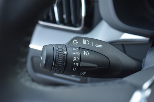 Volvo XC60 T6 AWD 350PK Plug-in Hybrid Ultimate Dark | HUD | Trekhaak | BLIS | 360 Camera | Panoramadak |