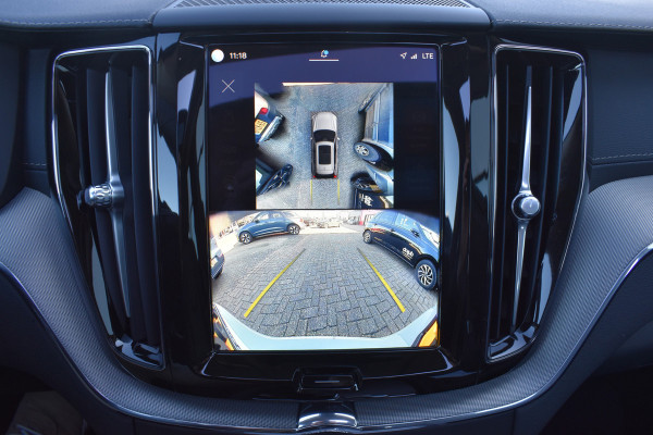 Volvo XC60 T6 AWD 350PK Plug-in Hybrid Ultimate Dark | HUD | Trekhaak | BLIS | 360 Camera | Panoramadak |