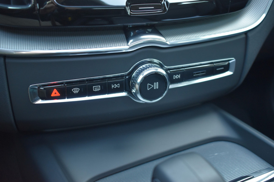 Volvo XC60 T6 AWD 350PK Plug-in Hybrid Ultimate Dark | HUD | Trekhaak | BLIS | 360 Camera | Panoramadak |