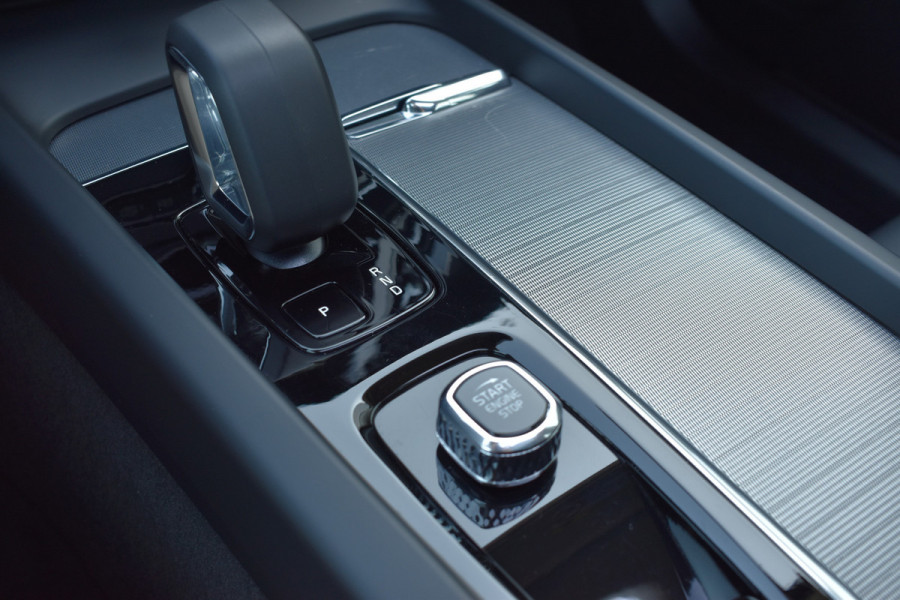 Volvo XC60 T6 AWD 350PK Plug-in Hybrid Ultimate Dark | HUD | Trekhaak | BLIS | 360 Camera | Panoramadak |