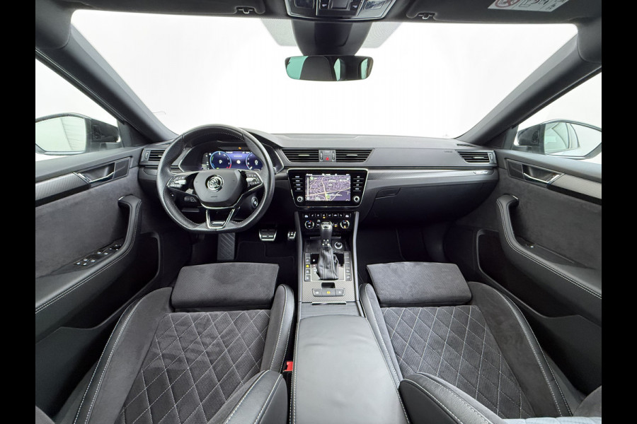 Škoda Superb Combi T218PK iV PHEV AUT-6 Sportline BS Elektr.+Geheugen-Sport-Stoelen+Verwarmd Trekhaak Virtual Cockpit Matrix Led Navi Ecc Ada 1.4t- Plug-in-hybride Achterbank+Stuurverwarming Led Elek.Achterklep Lmv 19" Keyless Dodehoek detectie Verkeersbord detectie 1e Eigenaar Origineel Nederlandse Auto 400 Nm !! + 1600kg trekvermogen