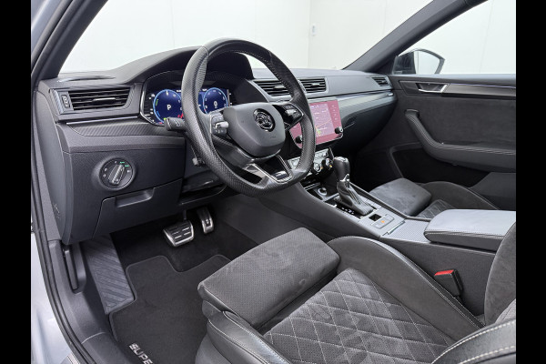 Škoda Superb Combi T218PK iV PHEV AUT-6 Sportline BS Elektr.+Geheugen-Sport-Stoelen+Verwarmd Trekhaak Virtual Cockpit Matrix Led Navi Ecc Ada 1.4t- Plug-in-hybride Achterbank+Stuurverwarming Led Elek.Achterklep Lmv 19" Keyless Dodehoek detectie Verkeersbord detectie 1e Eigenaar Origineel Nederlandse Auto 400 Nm !! + 1600kg trekvermogen