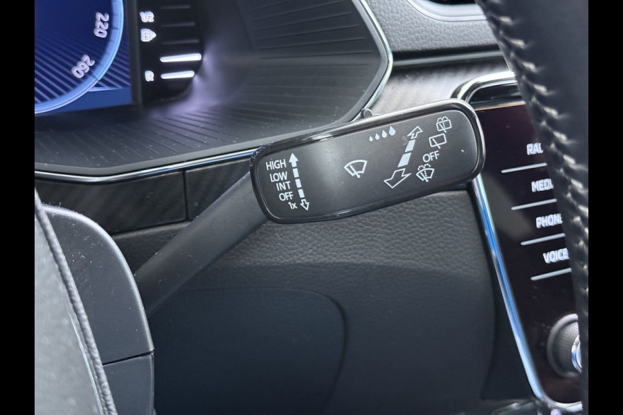 Škoda Superb Combi T218PK iV PHEV AUT-6 Sportline BS Elektr.+Geheugen-Sport-Stoelen+Verwarmd Trekhaak Virtual Cockpit Matrix Led Navi Ecc Ada 1.4t- Plug-in-hybride Achterbank+Stuurverwarming Led Elek.Achterklep Lmv 19" Keyless Dodehoek detectie Verkeersbord detectie 1e Eigenaar Origineel Nederlandse Auto 400 Nm !! + 1600kg trekvermogen