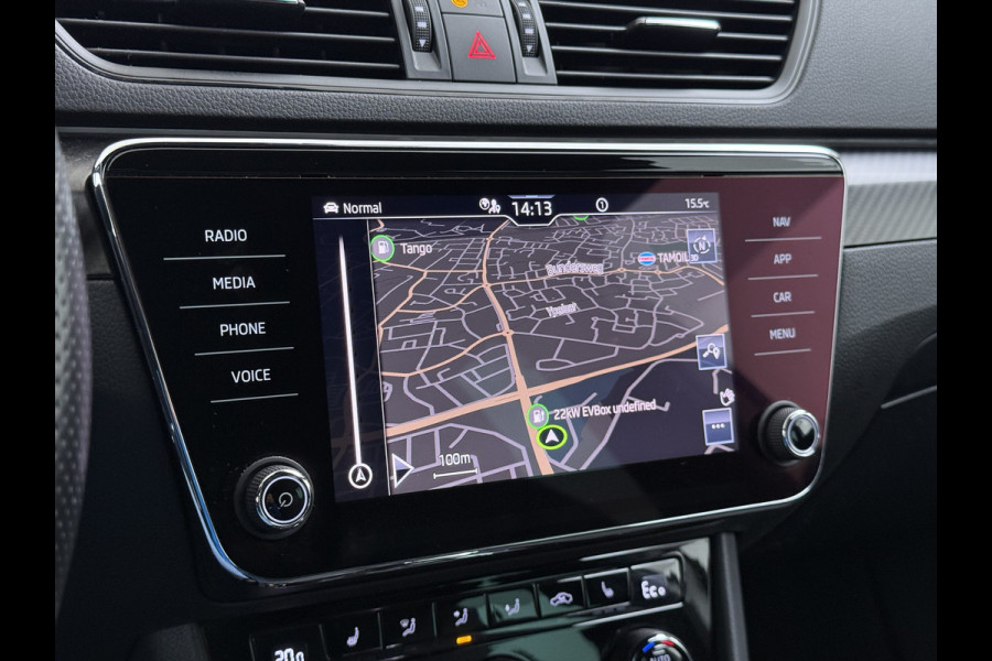 Škoda Superb Combi T218PK iV PHEV AUT-6 Sportline BS Elektr.+Geheugen-Sport-Stoelen+Verwarmd Trekhaak Virtual Cockpit Matrix Led Navi Ecc Ada 1.4t- Plug-in-hybride Achterbank+Stuurverwarming Led Elek.Achterklep Lmv 19" Keyless Dodehoek detectie Verkeersbord detectie 1e Eigenaar Origineel Nederlandse Auto 400 Nm !! + 1600kg trekvermogen