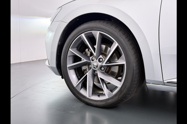 Škoda Superb Combi T218PK iV PHEV AUT-6 Sportline BS Elektr.+Geheugen-Sport-Stoelen+Verwarmd Trekhaak Virtual Cockpit Matrix Led Navi Ecc Ada 1.4t- Plug-in-hybride Achterbank+Stuurverwarming Led Elek.Achterklep Lmv 19" Keyless Dodehoek detectie Verkeersbord detectie 1e Eigenaar Origineel Nederlandse Auto 400 Nm !! + 1600kg trekvermogen