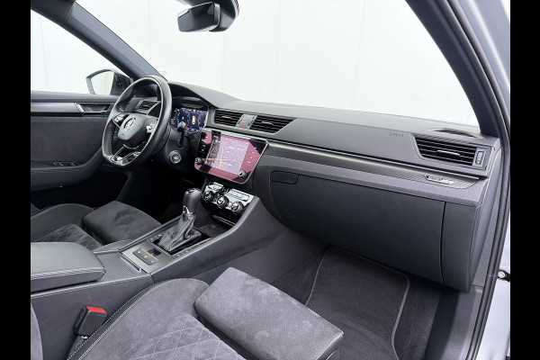 Škoda Superb Combi T218PK iV PHEV AUT-6 Sportline BS Elektr.+Geheugen-Sport-Stoelen+Verwarmd Trekhaak Virtual Cockpit Matrix Led Navi Ecc Ada 1.4t- Plug-in-hybride Achterbank+Stuurverwarming Led Elek.Achterklep Lmv 19" Keyless Dodehoek detectie Verkeersbord detectie 1e Eigenaar Origineel Nederlandse Auto 400 Nm !! + 1600kg trekvermogen
