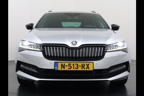 Škoda Superb Combi T218PK iV PHEV AUT-6 Sportline BS Elektr.+Geheugen-Sport-Stoelen+Verwarmd Trekhaak Virtual Cockpit Matrix Led Navi Ecc Ada 1.4t- Plug-in-hybride Achterbank+Stuurverwarming Led Elek.Achterklep Lmv 19" Keyless Dodehoek detectie Verkeersbord detectie 1e Eigenaar Origineel Nederlandse Auto 400 Nm !! + 1600kg trekvermogen