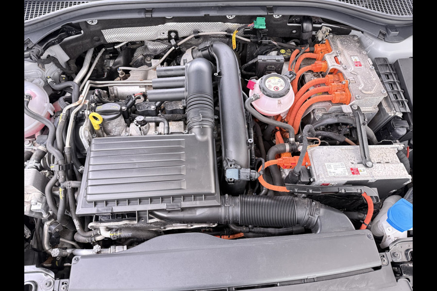 Škoda Superb Combi T218PK iV PHEV AUT-6 Sportline BS Elektr.+Geheugen-Sport-Stoelen+Verwarmd Trekhaak Virtual Cockpit Matrix Led Navi Ecc Ada 1.4t- Plug-in-hybride Achterbank+Stuurverwarming Led Elek.Achterklep Lmv 19" Keyless Dodehoek detectie Verkeersbord detectie 1e Eigenaar Origineel Nederlandse Auto 400 Nm !! + 1600kg trekvermogen