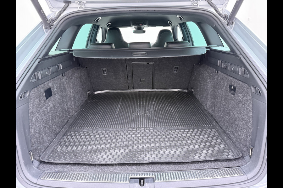 Škoda Superb Combi T218PK iV PHEV AUT-6 Sportline BS Elektr.+Geheugen-Sport-Stoelen+Verwarmd Trekhaak Virtual Cockpit Matrix Led Navi Ecc Ada 1.4t- Plug-in-hybride Achterbank+Stuurverwarming Led Elek.Achterklep Lmv 19" Keyless Dodehoek detectie Verkeersbord detectie 1e Eigenaar Origineel Nederlandse Auto 400 Nm !! + 1600kg trekvermogen