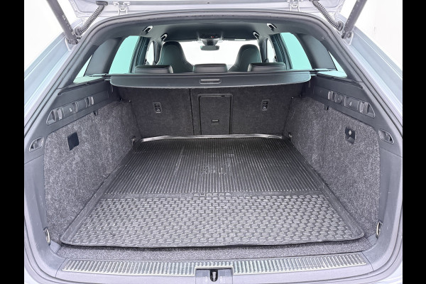 Škoda Superb Combi T218PK iV PHEV AUT-6 Sportline BS Elektr.+Geheugen-Sport-Stoelen+Verwarmd Trekhaak Virtual Cockpit Matrix Led Navi Ecc Ada 1.4t- Plug-in-hybride Achterbank+Stuurverwarming Led Elek.Achterklep Lmv 19" Keyless Dodehoek detectie Verkeersbord detectie 1e Eigenaar Origineel Nederlandse Auto 400 Nm !! + 1600kg trekvermogen