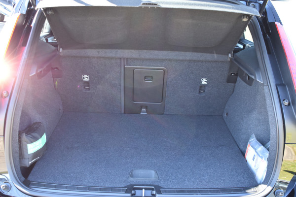 Volvo XC40 Recharge Core 70 kWh | Trekhaak | All season | Camera | Stoelverwarming | Stuurverwarming