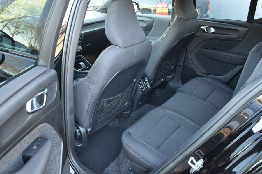 Volvo XC40 Recharge Core 70 kWh | Trekhaak | All season | Camera | Stoelverwarming | Stuurverwarming