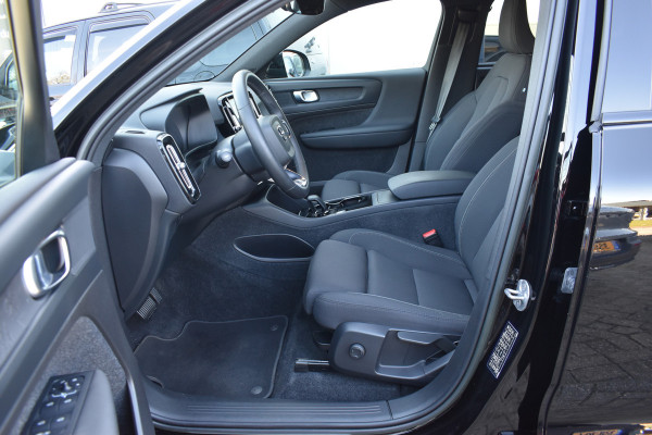 Volvo XC40 Recharge Core 70 kWh | Trekhaak | All season | Camera | Stoelverwarming | Stuurverwarming