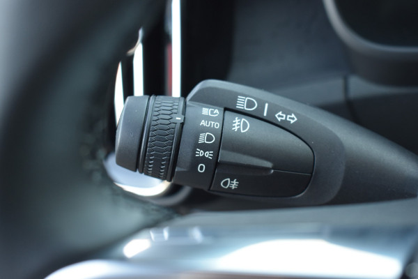 Volvo XC40 Recharge Core 70 kWh | Trekhaak | All season | Camera | Stoelverwarming | Stuurverwarming