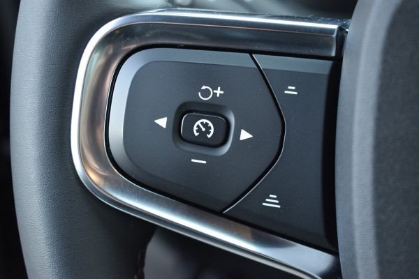 Volvo XC40 Recharge Core 70 kWh | Trekhaak | All season | Camera | Stoelverwarming | Stuurverwarming