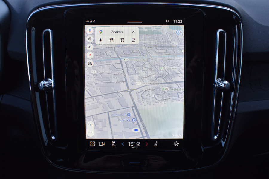 Volvo XC40 Recharge Core 70 kWh | Trekhaak | All season | Camera | Stoelverwarming | Stuurverwarming